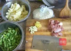 Illustration of how to cook noodles in iron pot 1