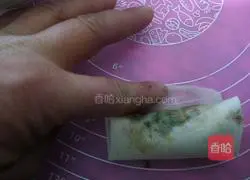Illustration of how to make spring rolls stuffed with shepherd's purse 8