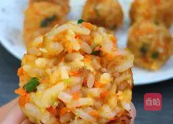 Illustration of how to make vegetable and meat floss rice balls 11