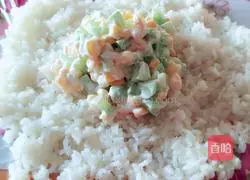 Illustration of how to make seaweed salad rice balls 4