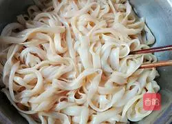 Illustration of how to make fried rice noodles with celery 1