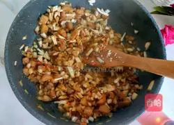 Illustration of how to make mushroom, carrot and chicken porridge 11