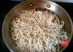 Illustration of how to make braised beans and noodles 6