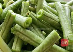 Illustration of how to make braised noodles with olives and beans 1