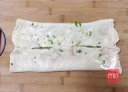 Illustration of how to make scallion rolls 8