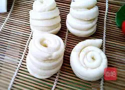 Illustration of how to make pansi flower rolls 12