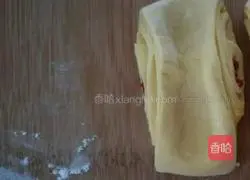 Illustration of how to make pumpkin flower rolls 7