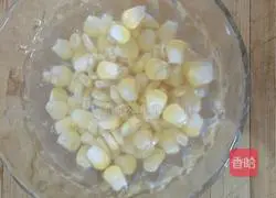 Illustration of how to make corn meat pot stickers 3