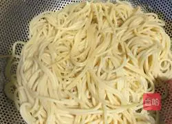 Illustration of how to make tomato and shrimp pasta 1