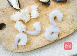 Illustration of how to make Italian seafood risotto with tomato sauce 8