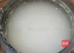 Illustration of how to make preserved egg and lean meat porridge 5