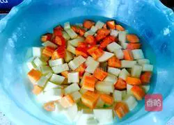 Illustration of how to make braised rice with carrots, potatoes and sausages 2