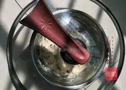 Illustration of how to make red date and raisin cake 9