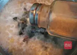 Illustration of how to make lean meat and preserved egg porridge 14