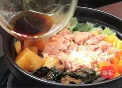 Illustration of how to make leftover claypot rice 12