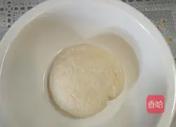 Illustration of how to make green onion flower rolls 1