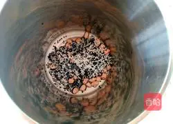 Illustration of how to make black sesame paste 3
