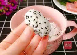 Illustration of how to make cheese and bacon rice balls 6