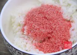 Illustration of how to make strawberry rice balls 3