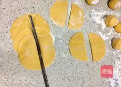 Illustration of how to make pumpkin rose rolls 6