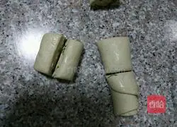 Illustration of how to make buckwheat, sesame and green onion flower rolls 6