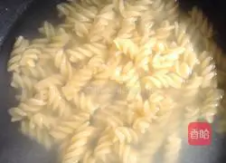 Illustration of how to make Italian fusilli noodles 1