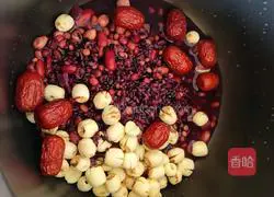 Illustration of how to make purple sweet potato, black rice and lotus seed porridge 4