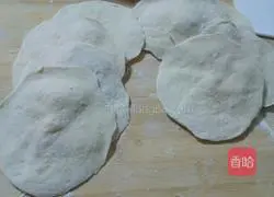 Illustration of how to make pork and zucchini pot stickers 11