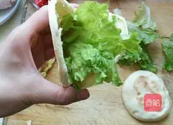 Illustration of how to make Chinese burgers 7