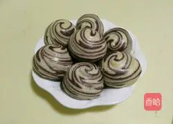Illustration of how to make two-color flower rolls 10