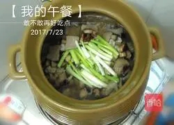 Illustration of how to make pork offal soup and rice noodles 6