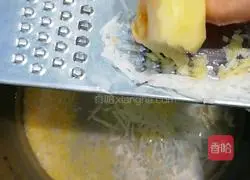 Illustration of how to make yam and apple porridge 5