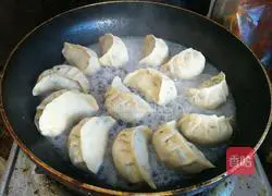 Illustration of how to make vegetarian pot stickers 11