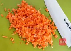 Illustration of how to make mushroom, carrot and chicken porridge 7