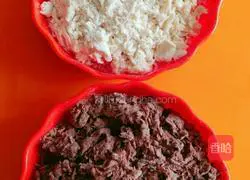 Illustration of how to make two-color flower rolls 2