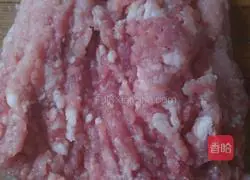 Illustration of how to make pot stickers stuffed with lotus root and meat 2