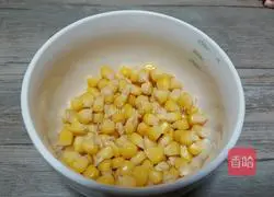 Illustration of how to make pork ribs, corn and radish claypot rice 6