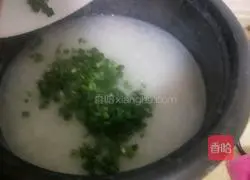 Illustration of how to make white rice and shrimp porridge 4