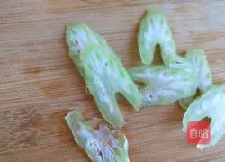 Illustration of how to display the fruit and peacock in full bloom during the Lantern Festival on the 15th day of the first lunar month 8