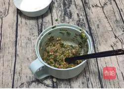 Illustration of how to make chives and pork dumplings/pot stickers 10