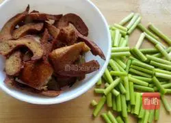 Illustration of how to make fried steamed buns with garlic sprouts 5