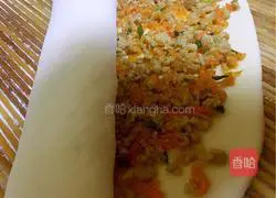 Illustration of how to make meat-filled carrot rolls 8