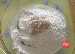 Illustration of how to make red date hair cake 4