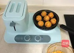 Illustration of how to make vegetable and meat floss rice balls 8