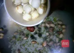 Illustration of how to make longan, lotus seed and eight-treasure porridge 6