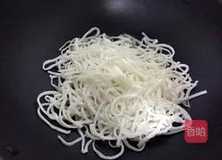 Illustration of how to make wet fried rice noodles 3