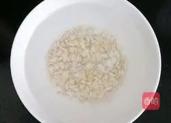 Apple oatmeal paste( Illustration of how to make complementary food for babies 1