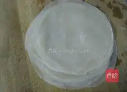 Illustration of how to make spring rolls with meat stuffing 1