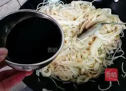 Illustration of how to make fried rice noodles with bean sprouts 7