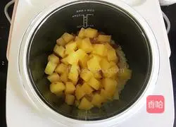 Illustration of how to make potato and sausage braised rice 8